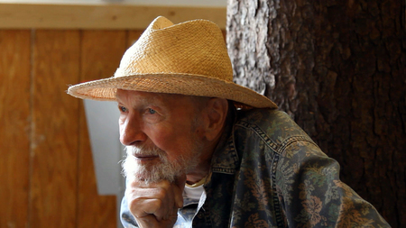 In this image, taken at the Beacon Sloop Club, Seeger recollected his experiences traveling the country with Woody Guthrie in the 1940s. 